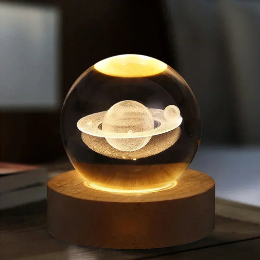 Lâmpada decorativa ambiente com bola de plasma projetor 3D iluminando uma projeção de Saturno