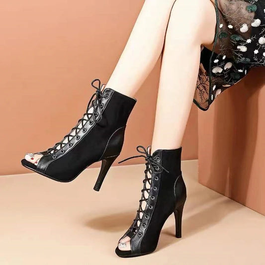 Botas femininas salto alto preto com cadarço e bico aberto em modelo elegante para mulheres