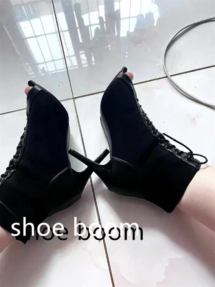 Botas femininas salto alto preto com design aberto e cadarço na frente em piso branco