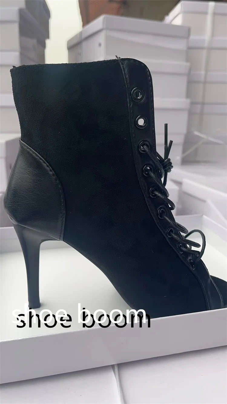 Botas femininas salto alto preto com design elegante e cadarço frontal em material texturizado