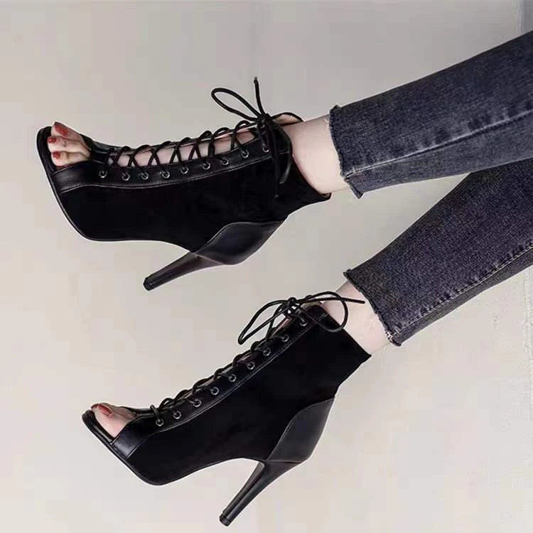 Botas femininas salto alto preto com design de amarração frontal e bico aberto
