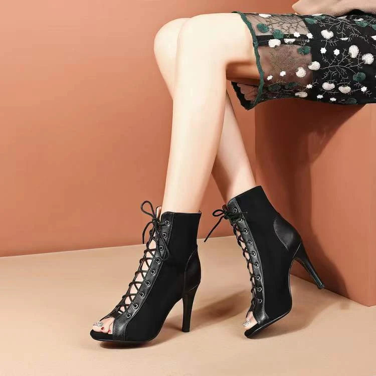 Botas femininas salto alto preto com cadarço frontal e bico aberto em design elegante
