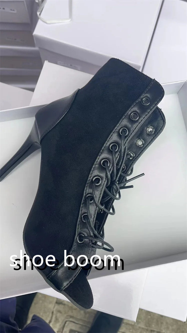 Botas femininas salto alto preto em couro sintético com cadarço e salto fino elegante