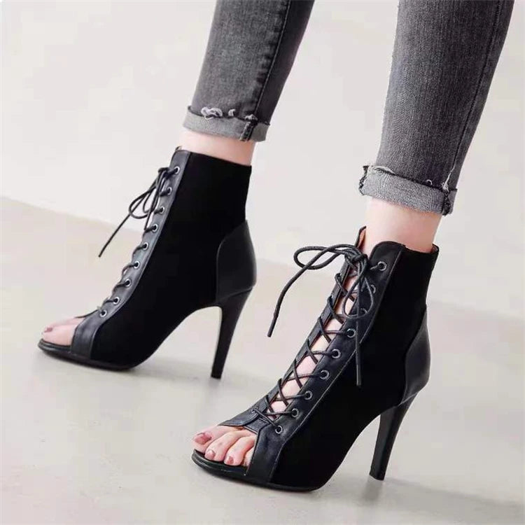 Botas femininas salto alto preto com design em couro e cadarço frontal abertas nos dedos