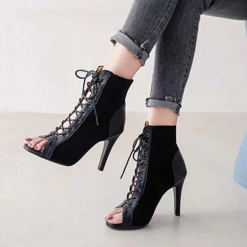 Botas femininas salto alto preto com cadarço frontal e bico aberto em camurça e couro