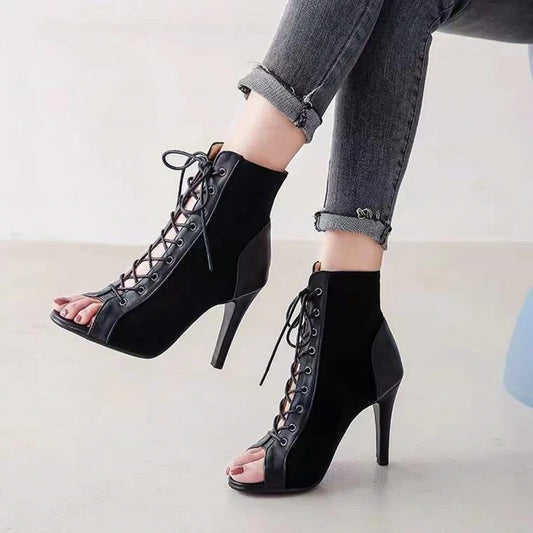 Botas femininas salto alto preto com cadarço frontal e bico aberto em camurça e couro
