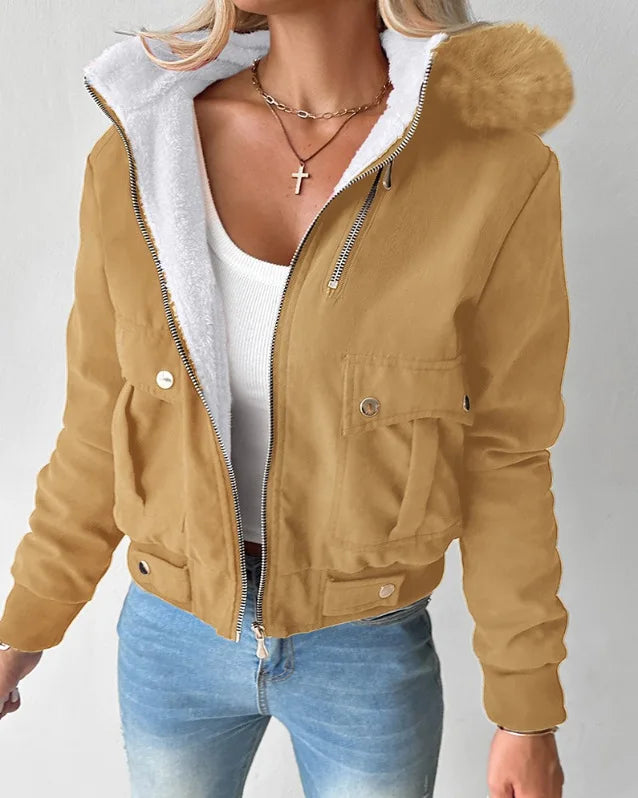 Casaco feminino streetwear da RANMO em tom caramelo com capuz de pelúcia e acabamento aconchegante