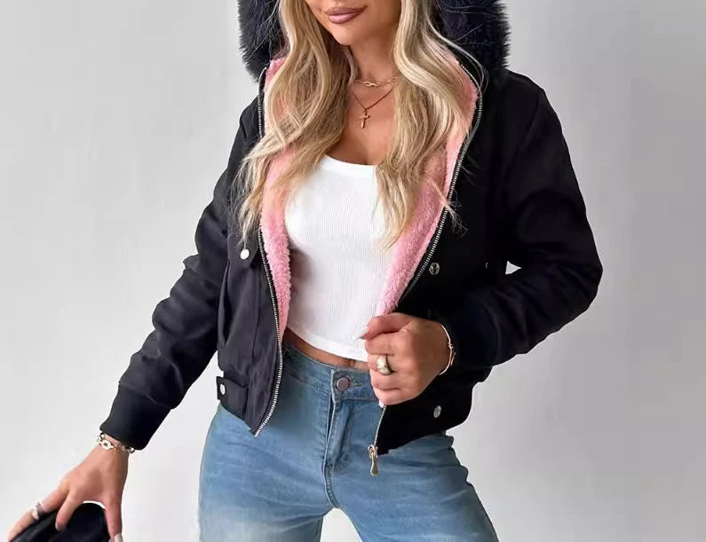 Casaco feminino streetwear da RANMO com capuz de pele e interior rosa para um visual moderno