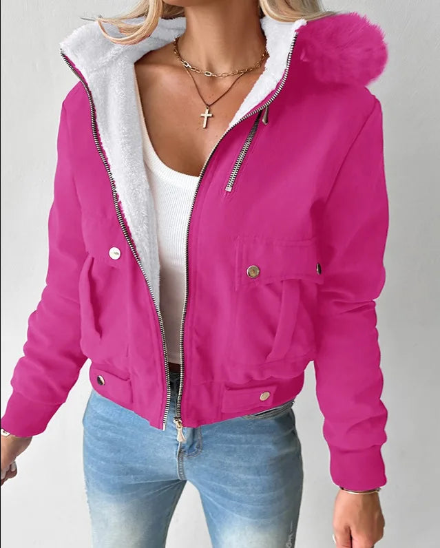Casaco feminino streetwear rosa com capuz e detalhes em pelo, ideal para looks modernos