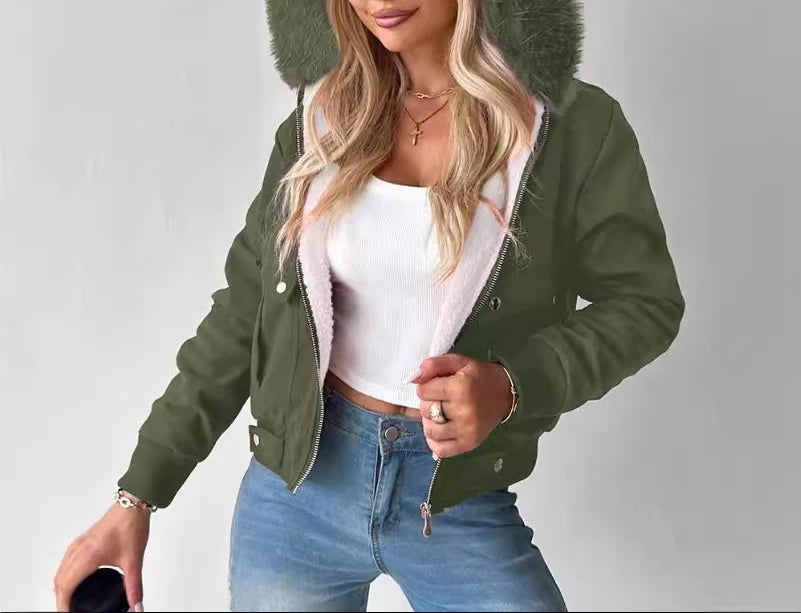 Casaco feminino streetwear da RANMO em verde com capuz peludo e forro macio, ideal para estilo casual