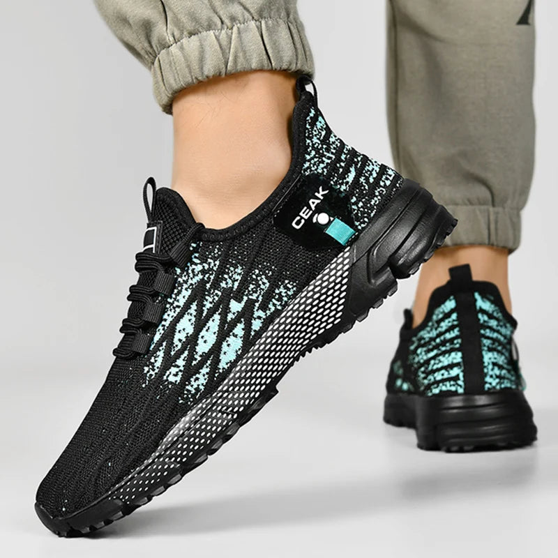 Tênis casual esportivo masculino moderno da HKFI em preto com detalhes em verde e solado antiderrapante