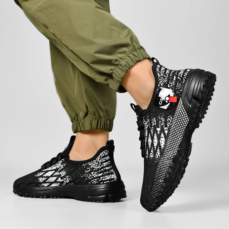 Tênis casual esportivo masculino moderno da HKFI em preto e branco, ideal para conforto e estilo diário.