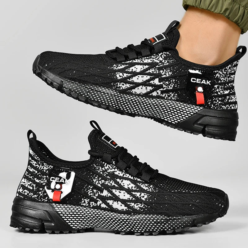 Tênis casual esportivo masculino moderno em preto com design leve e respirável para uso diário.