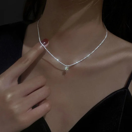 Colar feminino brilhante da LATS com design elegante e detalhe de brilho, ideal para ocasiões especiais.