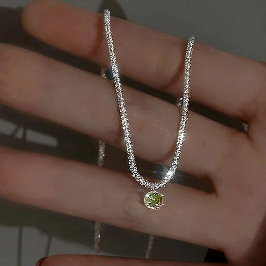 Colar feminino brilhante da LATS com detalhe em pedra preciosa para um toque elegante