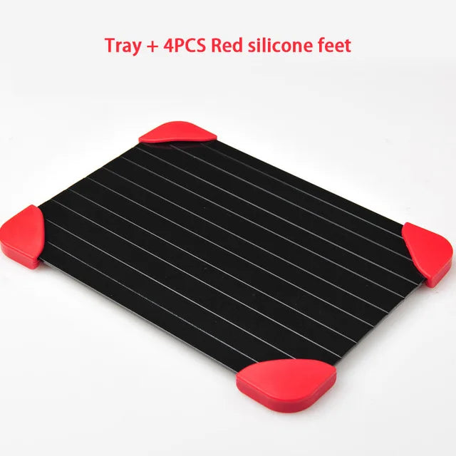 Bandeja de descongelamento rápido com pés de silicone vermelhos, ideal para como descongelar carne rapidamente.