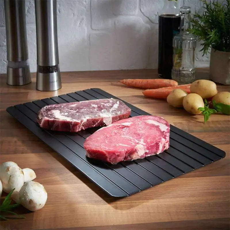 Bandeja de descongelamento rápido para como descongelar carne rapidamente com carne crua em destaque