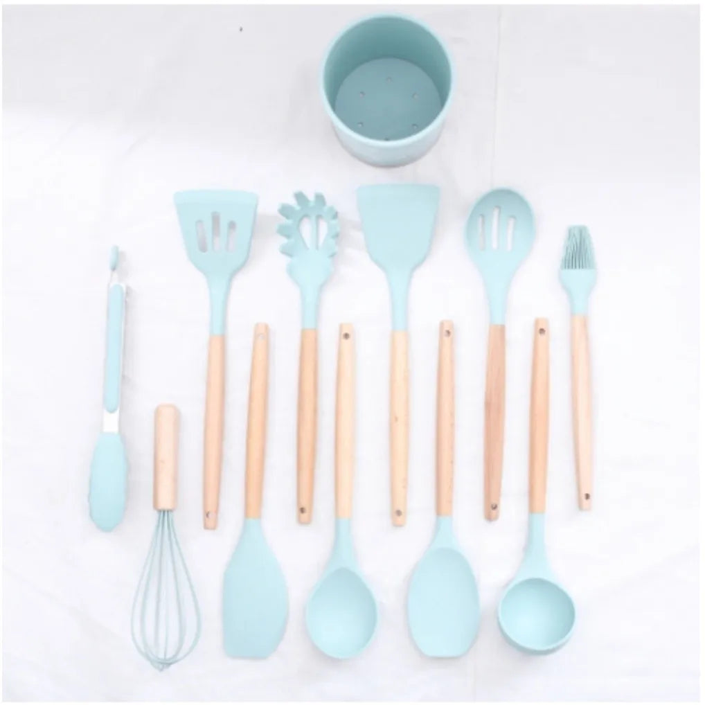 Conjunto cozinha cabo madeira em azul com utensílios de silicone e cabos de madeira para uso diário
