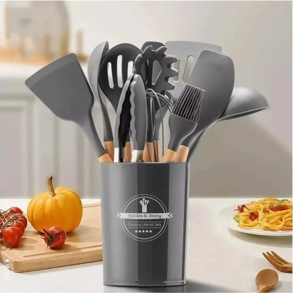 Conjunto cozinha cabo madeira com utensílios de silicone em um porta utensílios moderno na cozinha.