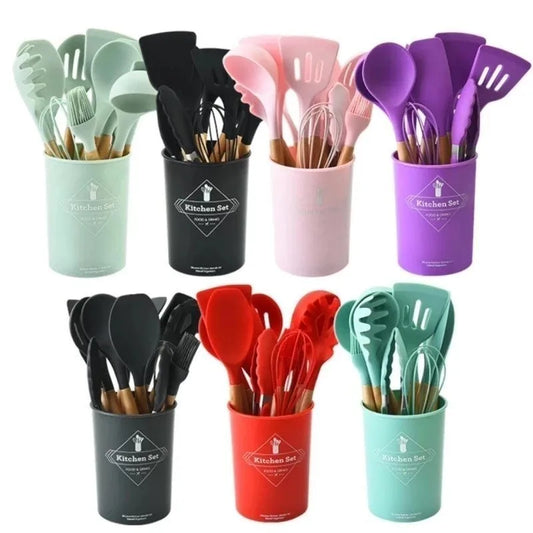 Conjunto de utensílios de cozinha com cabo madeira em recipientes coloridos, perfeito para uso diário