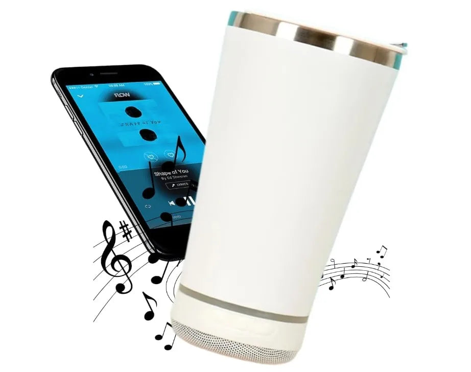 Copo bluetooth 420 ml branco com caixa de som acoplada e smartphone tocando música