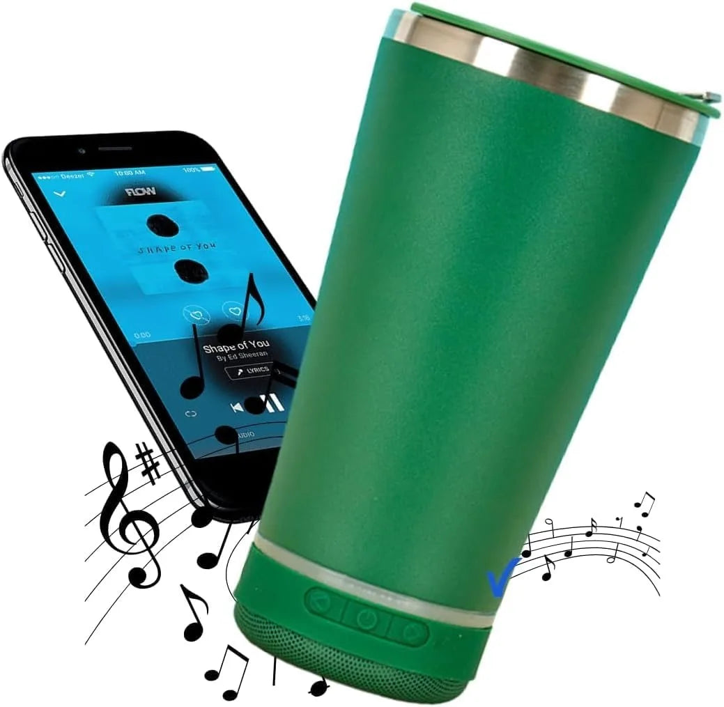 Copo bluetooth 420 ml verde com caixa de som acoplada e smartphone tocando música