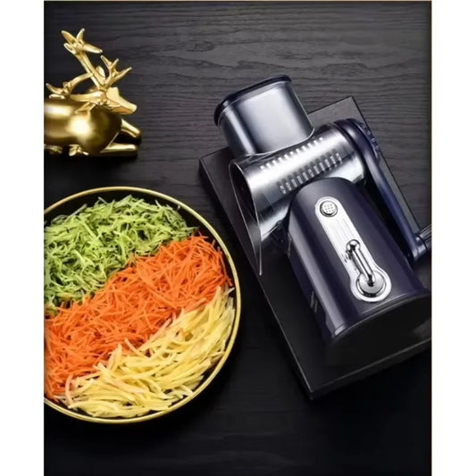 Cortador de vegetais manual com alavanca e suporte em preto ao lado de tigela com vegetais fatiados
