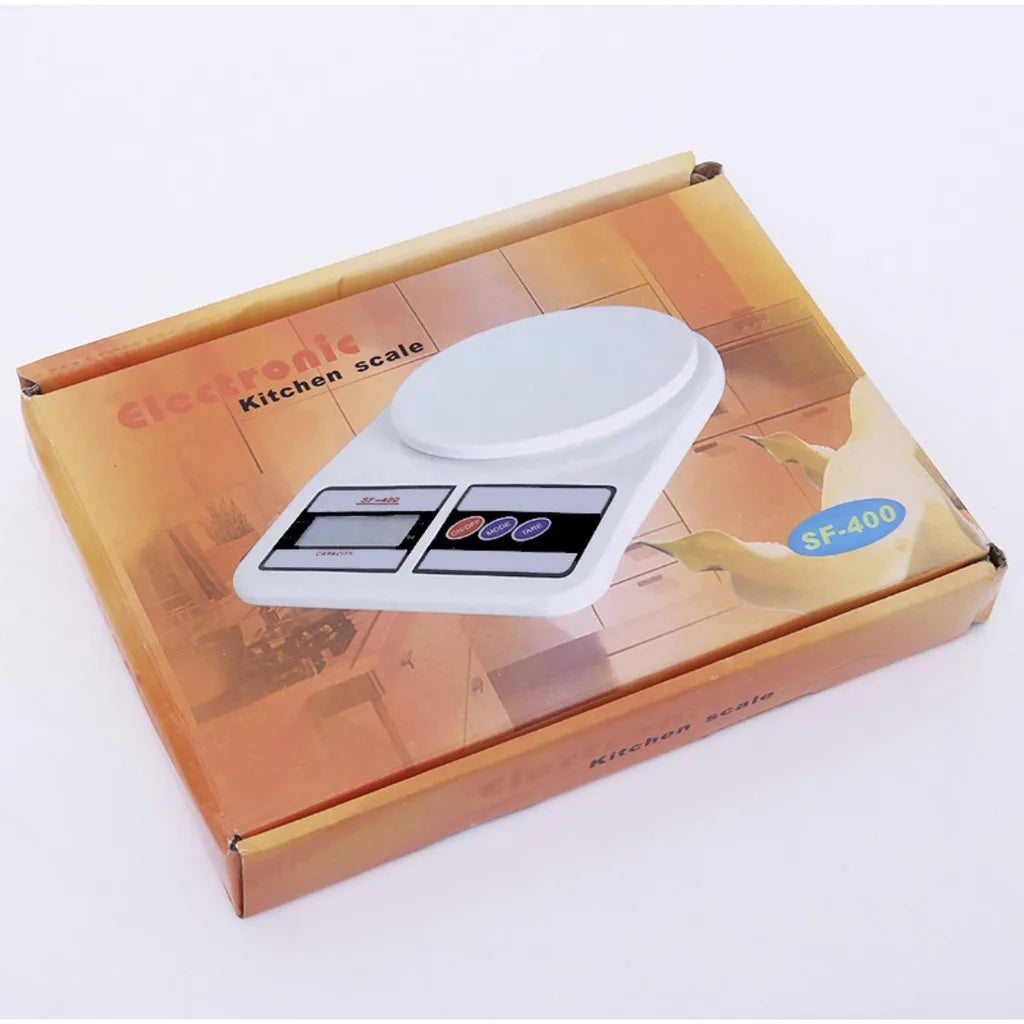 Balança digital de cozinha SF-400 com design compacto e tela de fácil leitura para pesar ingredientes.