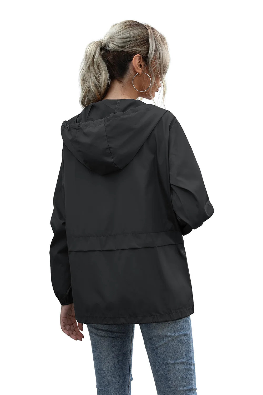 Jaqueta feminina com capuz na cor preta, ideal para looks casuais e dias chuvosos