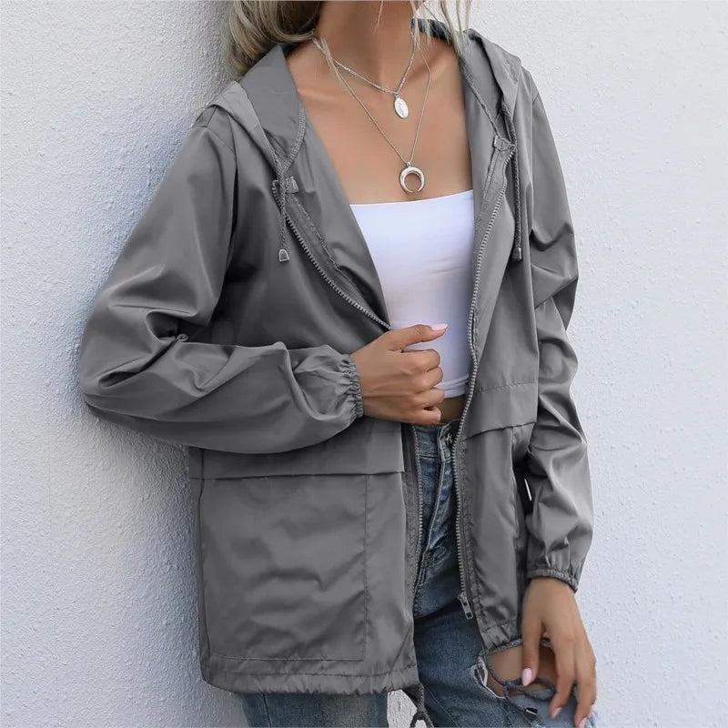 Jaqueta feminina com capuz MSCHUCH em cinza, ideal para um look casual e confortável.