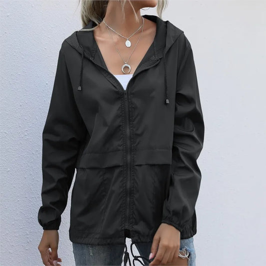 Jaqueta feminina com capuz da MSCHUCH em preto, ideal para looks casuais e conforto diário
