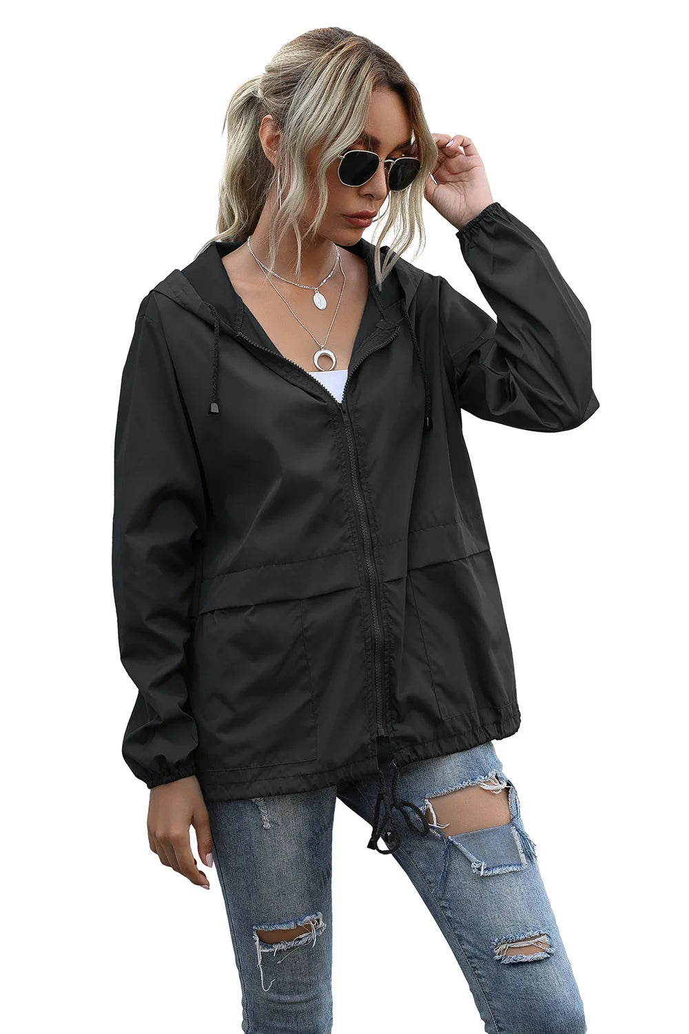 Jaqueta feminina com capuz da MSCHUCH em tom escuro, ideal para looks casuais e confortáveis