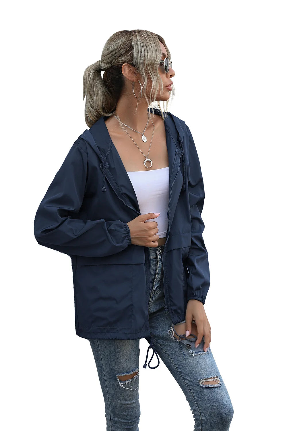 Jaqueta feminina com capuz da MSCHUCH em tom azul, perfeita para dias frios e chuvosos