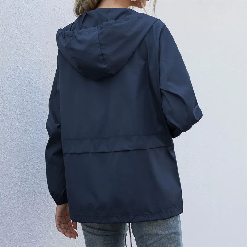 Jaqueta feminina com capuz MSCHUCH em cor azul escuro, ideal para dias frescos e chuvosos