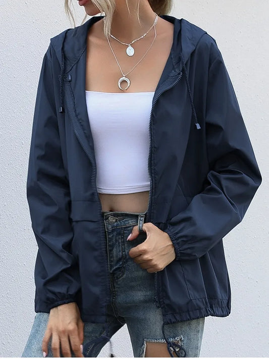 Jaqueta feminina com capuz MSCHUCH em tom azul escuro, ideal para look casual e proteção contra o vento