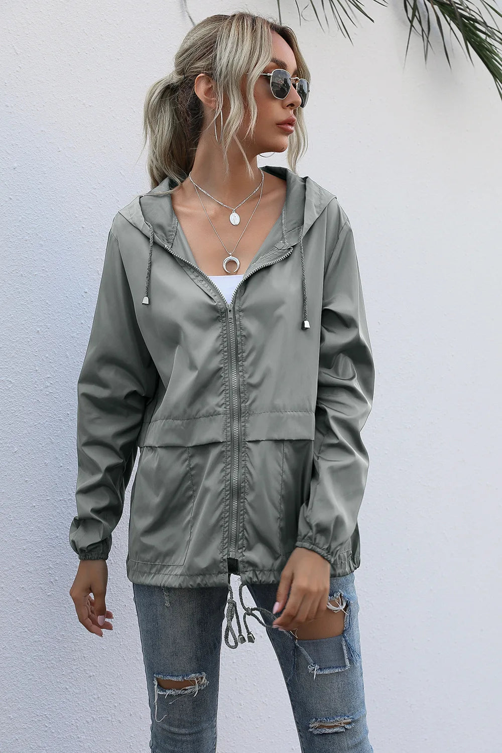 Jaqueta feminina com capuz MSCHUCH em tom verde, ideal para uso casual e proteção contra o vento