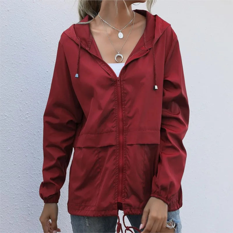 Jaqueta feminina com capuz na cor vermelha, ideal para um look casual e confortável