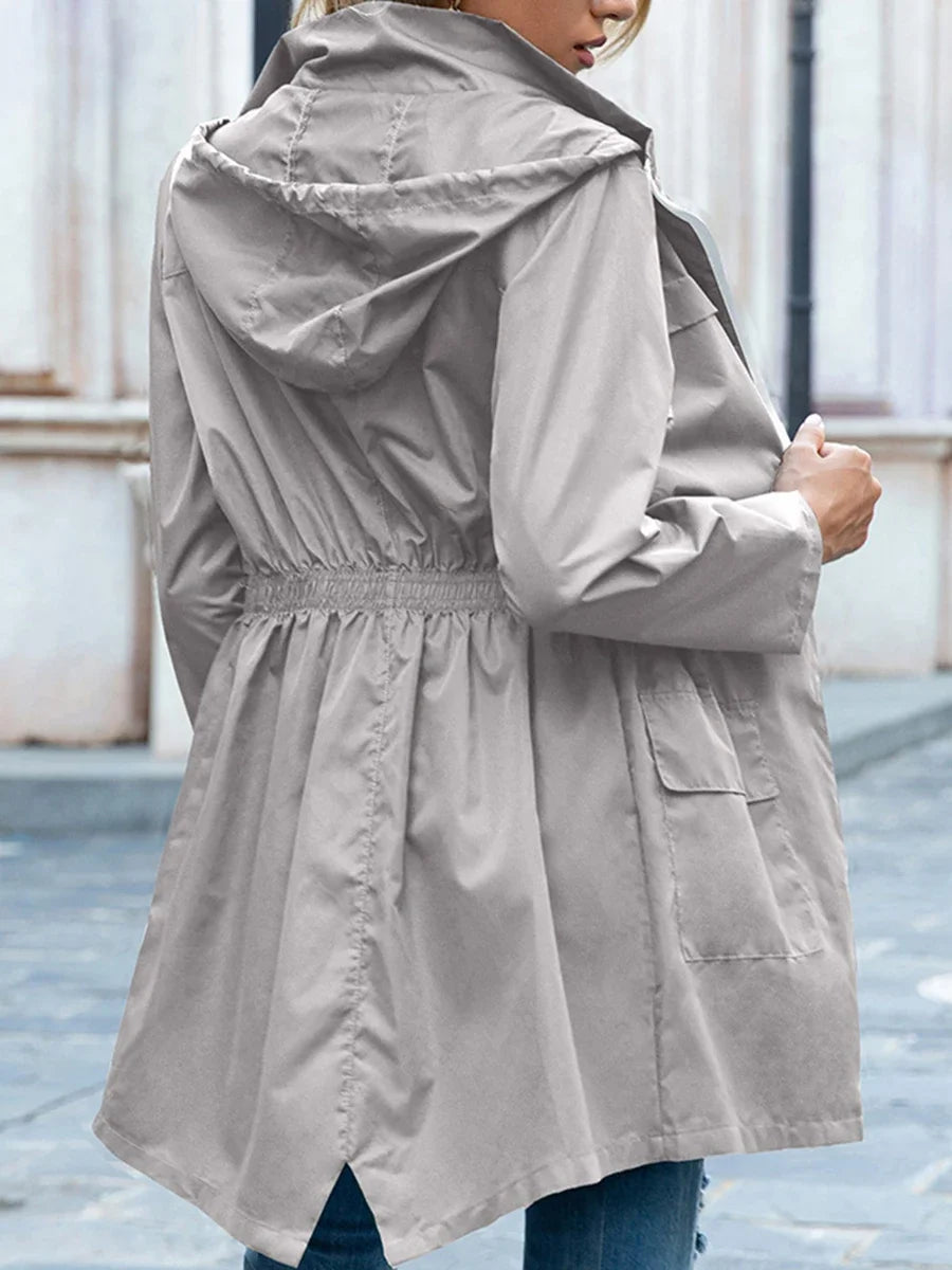 Jaqueta feminina cinza NOENNAME_NULL com capuz e ajuste na cintura, ideal como jaquetas de chuva femininas