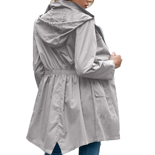 Jaqueta feminina cinza com capuz e cintura ajustada, ideal para dias chuvosos com estilo