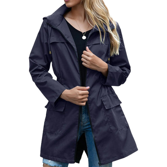 Jaqueta feminina azul escura impermeável com bolsos e capuz para dias chuvosos, ideal para jaquetas de chuva femininas.