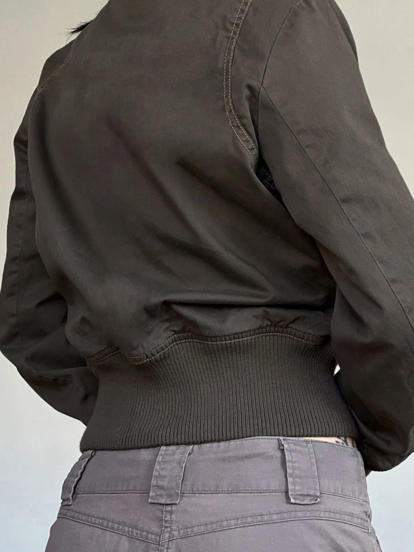 Jaqueta feminina LHRML em tom escuro, estilo casual, ideal para usar com jaquetas femininas Harajuku.