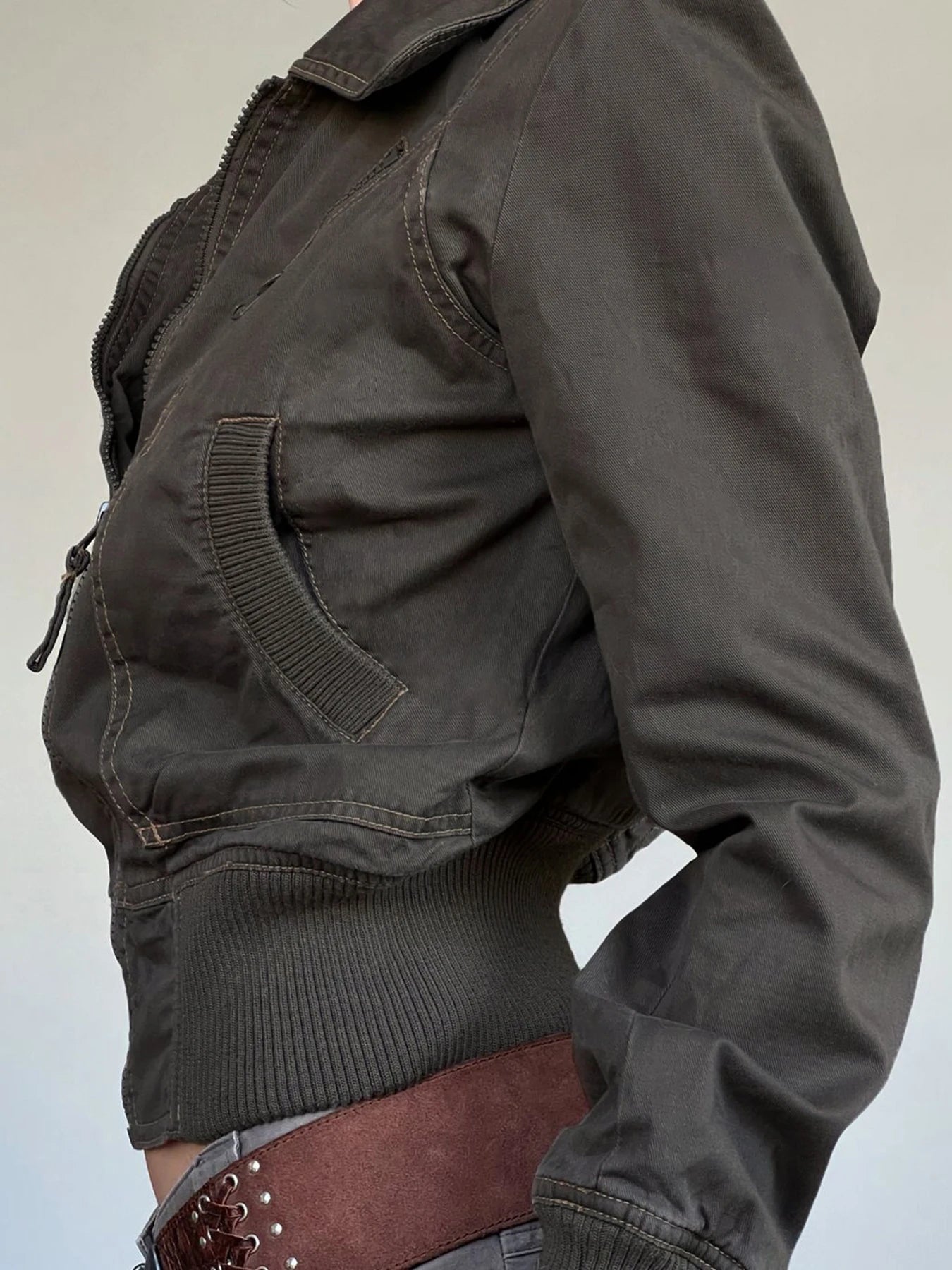 Jaqueta feminina LHRML com design cropped e bolso lateral, ideal para o estilo das jaquetas femininas Harajuku