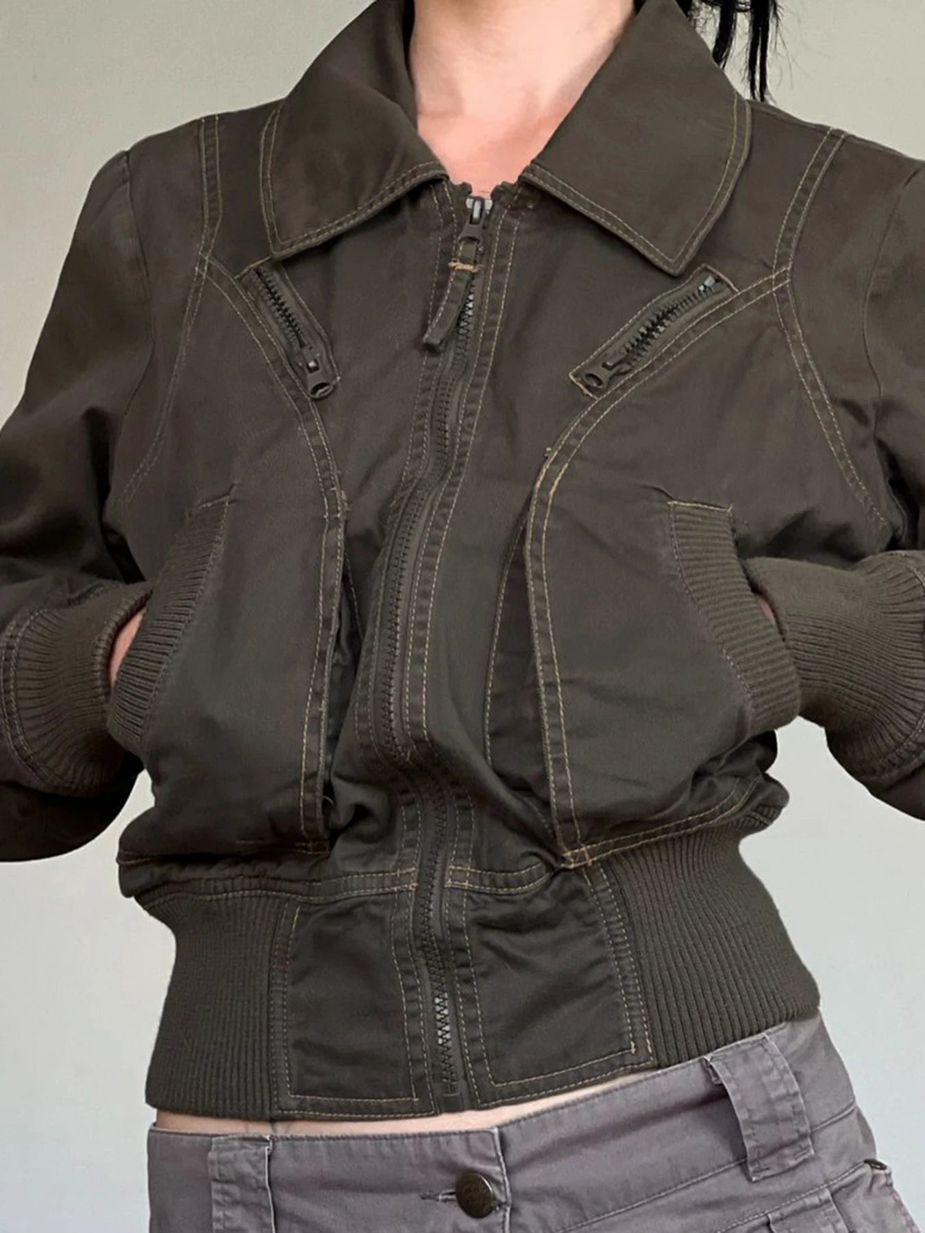 Jaqueta feminina LHRML em tom oliva com bolsos e estilo moderno, ideal para looks Harajuku