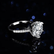 Anel de prata esterlina 925 com pedra oval brilhante e detalhes em zircônia, ideal para ocasiões especiais