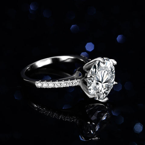 Anel de prata esterlina 925 com pedra oval brilhante e detalhes em zircônia, ideal para ocasiões especiais