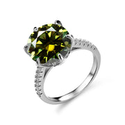 Anel de prata esterlina 925 com pedra verde brilhante e detalhe de pedras menores