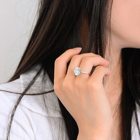 Anel feminino da JOYCE JELLY com pedra brilhante em anel de prata esterlina 925 na mão de uma mulher