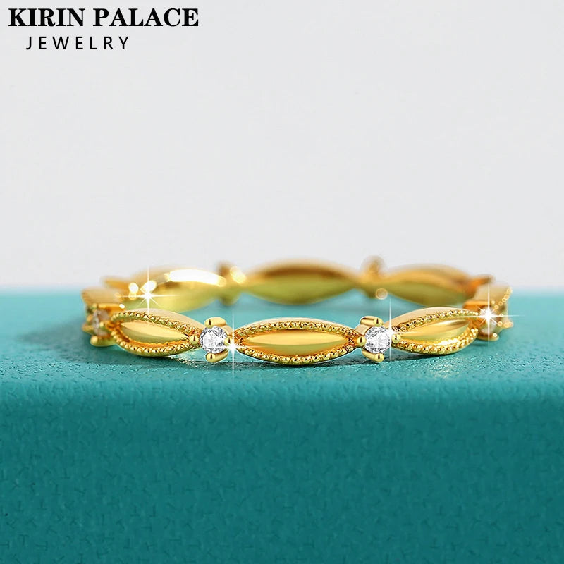 Anel de ouro 18K feminino com design elegante e pedras brilhantes para realçar sua beleza.