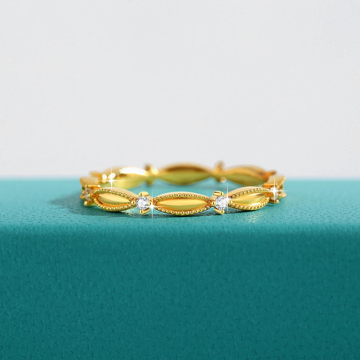Anel de ouro 18K feminino com detalhes em pedras brilhantes e design elegante