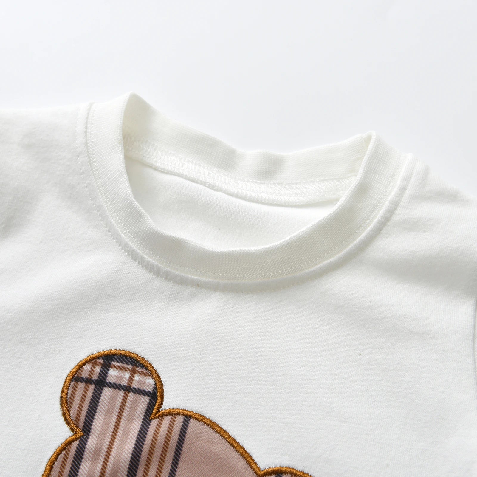 conjunto camiseta manga curta e bermuda menino KUKITTY camiseta branca com aplique ursinho xadrez e gola redonda